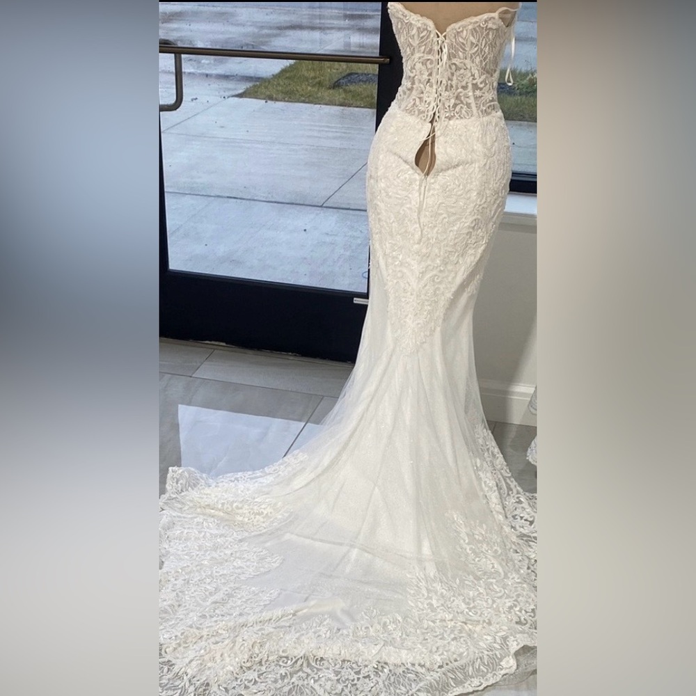 Elegant White Lace Wedding Gown